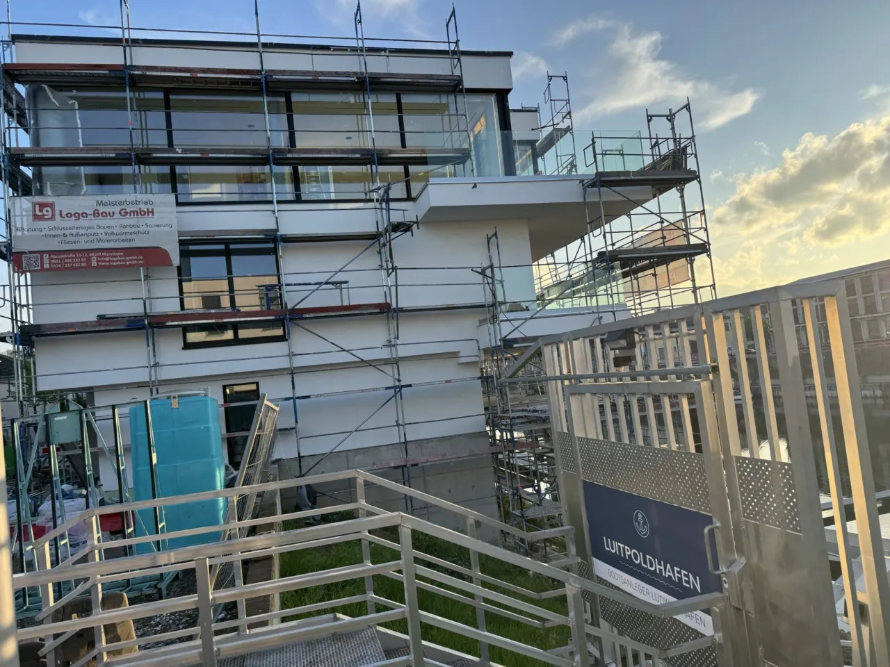 Gerüst mit Banner der Loga-Bau GmbH an einem Neubau am Luitpoldhafen in Ludwigshafen