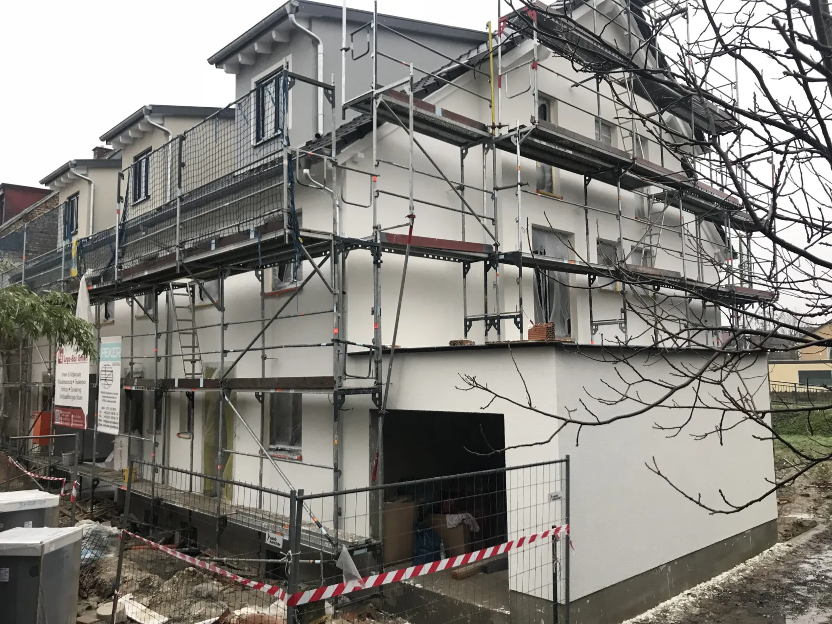 Mehrfamilienhaus in Ilvesheim mit fertiger weißer Putzfassade