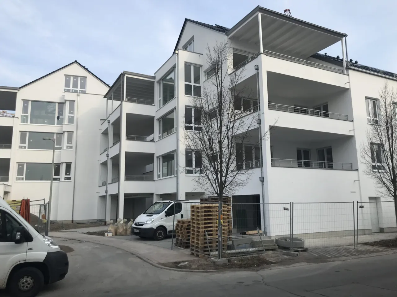 Fertiggestelltes Mehrfamilienhaus mit weißer Putzfassade in Mutterstadt