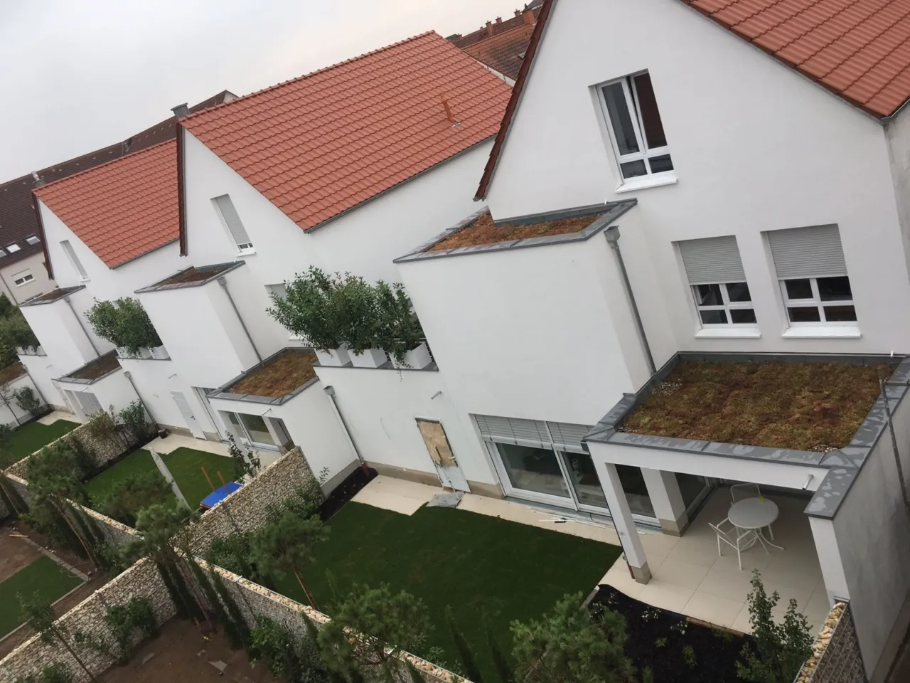 Fertiggestellte Reihenhäuser mit Gärten