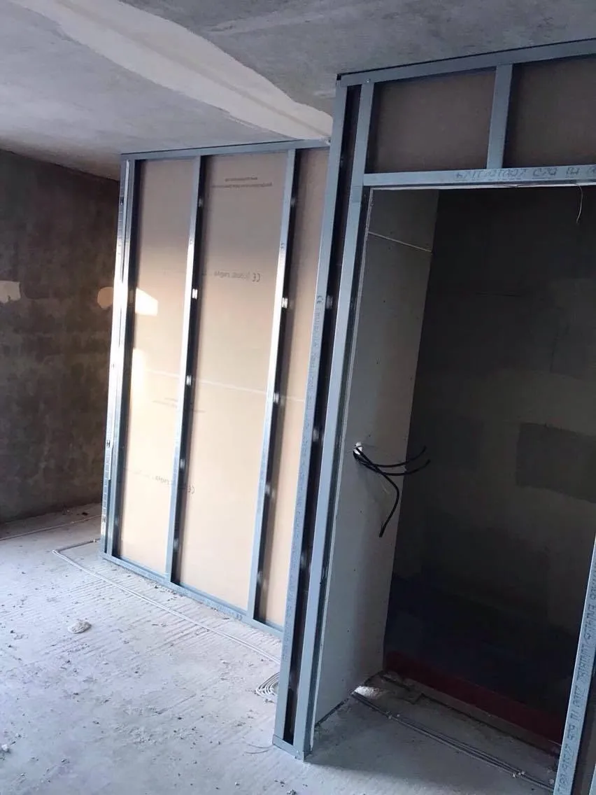 Trockenbau-Ständerwand mit Türöffnung im Rohbau